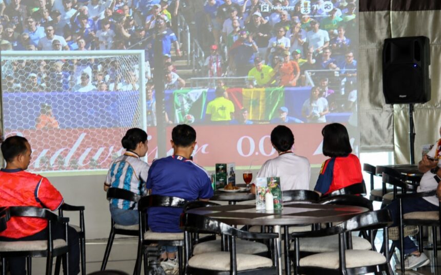 Vasaka Hotel Jakarta mengajak para pecinta sepak bola menikmati euforia pertandingan melalui program Nonton Bareng (Nobar) di Canting Restaurant, yang berlokasi di lantai 7 Vasaka Hotel Jakarta. (istimewa/dok. Vasaka Hotel Jakarta).