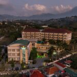 The Green Peak ARTOTEL Curated menghadirkan pengalaman menginap yang memadukan kenyamanan modern dengan keindahan alam Puncak Bogor. (istimewa/dok. The Green Peak ARTOTEL).