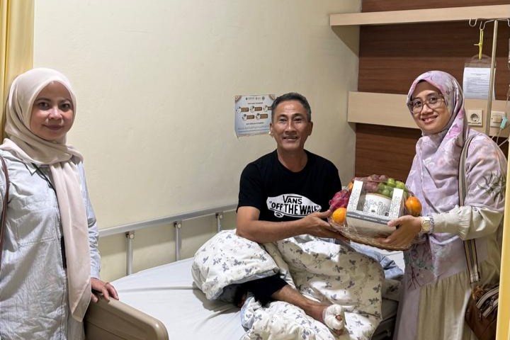 BPJS Ketenagakerjaan Kantor Cabang Jakarta Kebon Sirih terus melakukan pendampingan dan kunjungan kepada peserta RTW yang sedang menjalani perawatan di RS Islam Jakarta Cempaka Putih. Foto: Ist