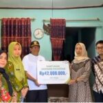 BPJS Ketenagakerjaan menyerahkan manfaat Jaminan Kematian (JKM) kepada ahli waris almarhum Marga, Ketua RT 009 Kelurahan Jatipadang. Foto: Ist