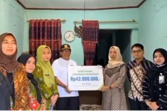 BPJS Ketenagakerjaan menyerahkan manfaat Jaminan Kematian (JKM) kepada ahli waris almarhum Marga, Ketua RT 009 Kelurahan Jatipadang. Foto: Ist