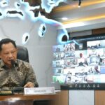 Mendagri saat memimpin Rapat Pembahasan Efisiensi dan Progres Tahapan Program BSPS secara daring. Foto: Dok humas