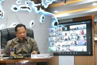 Mendagri saat memimpin Rapat Pembahasan Efisiensi dan Progres Tahapan Program BSPS secara daring. Foto: Dok humas