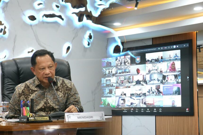 Mendagri saat memimpin Rapat Pembahasan Efisiensi dan Progres Tahapan Program BSPS secara daring. Foto: Dok humas