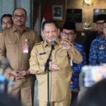 Menteri Tito menjelaskan bahwa pemerintah akan membangun jembatan baru yang lebih kokoh. Foto: Dok Humas