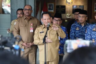 Menteri Tito menjelaskan bahwa pemerintah akan membangun jembatan baru yang lebih kokoh. Foto: Dok Humas