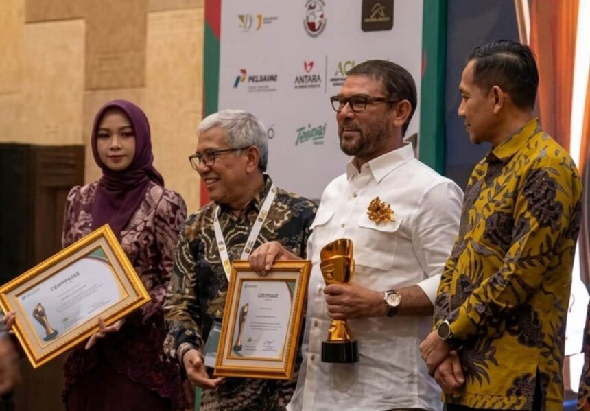 Nasir Djamil menerima Pemred Award 2026 kategori Anggota Legislatif Pusat Terbaik Bidang Komunikasi dan Informasi Publik di Hotel Alana Yogyakarta, Sabtu (18/7/2026) malam. Foto: Ist