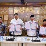Menteri Nusron dan Menteri Maruarar saat menandatangani SEB Percepatan Pendaftaran Tanah Lintas Sektor bagi MBR. Foto: Dok humas