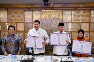 Menteri Nusron dan Menteri Maruarar saat menandatangani SEB Percepatan Pendaftaran Tanah Lintas Sektor bagi MBR. Foto: Dok humas