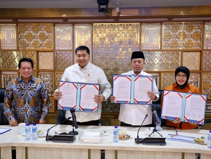 Menteri Nusron dan Menteri Maruarar saat menandatangani SEB Percepatan Pendaftaran Tanah Lintas Sektor bagi MBR. Foto: Dok humas