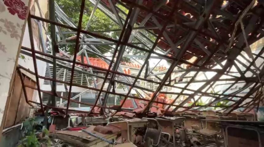 Kondisi SDN Kebayoran Lama Selatan 09, Kebayoran Lama, Jakarta Selatan, yang rusak parah, Selasa (21/7/2026). Foto: Ist