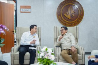Menteri Viva Yoga Mauladi (ka) bersama pengurus KADIN yang diwakili M. Azis Syamsuddin. Foto: Dok KADIN