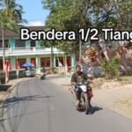 Bendera Merah Putih dikibarkan setengah tiang jelang HUT ke-81 RI ternyata tidak sesuai fakta. Foto: TikTok @tukangkukurilingan