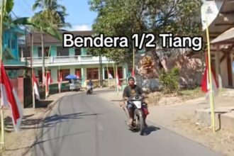 Bendera Merah Putih dikibarkan setengah tiang jelang HUT ke-81 RI ternyata tidak sesuai fakta. Foto: TikTok @tukangkukurilingan