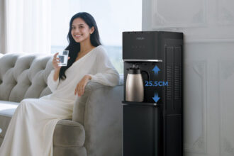 AQUA menghadirkan dispenser terbaru AQUA Water Solutions AWD-3A1BUBC. Solusi praktis menikmati air minum dingin maupun panas dengan lebih nyaman, cepat, dan higienis di rumah. (istimewa/dok. AQUA).