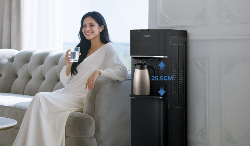 AQUA menghadirkan dispenser terbaru AQUA Water Solutions AWD-3A1BUBC. Solusi praktis menikmati air minum dingin maupun panas dengan lebih nyaman, cepat, dan higienis di rumah. (istimewa/dok. AQUA).