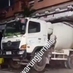Truk molen pengaduk semen tersangkut di kolong jembatan kereta api di Jalan Matraman Raya, Kecamatan Matraman, Jakarta Timur, Kamis (16/7/2026) dini hari. Foto: Instagram@warungjurnalis