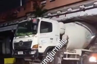Truk molen pengaduk semen tersangkut di kolong jembatan kereta api di Jalan Matraman Raya, Kecamatan Matraman, Jakarta Timur, Kamis (16/7/2026) dini hari. Foto: Instagram@warungjurnalis