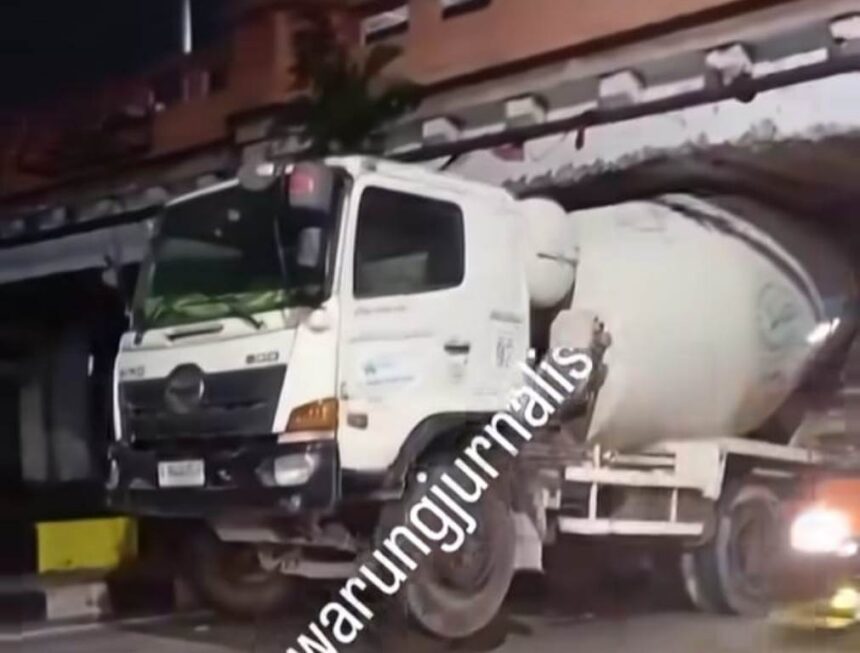 Truk molen pengaduk semen tersangkut di kolong jembatan kereta api di Jalan Matraman Raya, Kecamatan Matraman, Jakarta Timur, Kamis (16/7/2026) dini hari. Foto: Instagram@warungjurnalis