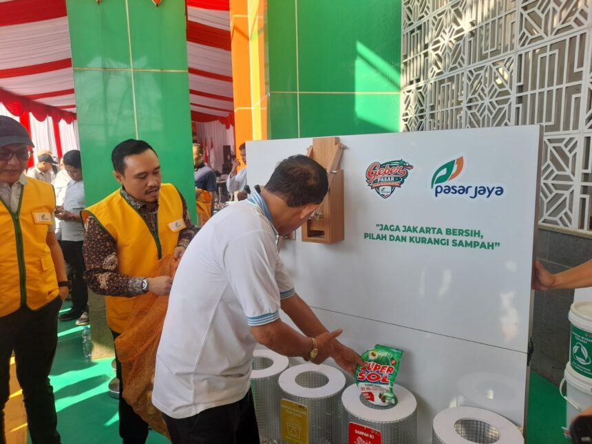 Perumda Pasar Jaya resmikan Gerakan Bersama Bersih Pasar di Pasar Induk Kramat Jati, Jakarta Timur, Jumat (10/7/2026). Foto: Ist