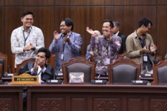 Ekspresi pemohon dan kuasa hukumnya usai mengikuti sidang pengucapan putusan pengujian UU tentang pemisahan Anggaran Makan Bergizi Gratis, Kamis (30/7/2026) di Ruang Sidang MK. Foto: MK