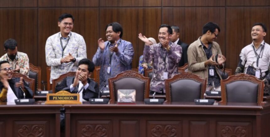 Ekspresi pemohon dan kuasa hukumnya usai mengikuti sidang pengucapan putusan pengujian UU tentang pemisahan Anggaran Makan Bergizi Gratis, Kamis (30/7/2026) di Ruang Sidang MK. Foto: MK