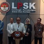 Ketua LPSK, Brigjen Pol (Purn) Achmadi bersama Wakil Ketua LPSK, Antonius Prijadi S Wibowo, Sekjen LPSK, Sekjen Kementerian Desa Tertinggal, Taufik Majid serta SKPD perwakilan Pemprov Jawa Barat, saat kegiatan Seminar Nasional Peringatan Hari Dunia Menentang Perdagangan Orang Tahun 2026 di kantor LPSK Jakarta, Kamis (30/7/2026). Foto: Joesvicar Iqbal/ipol.id