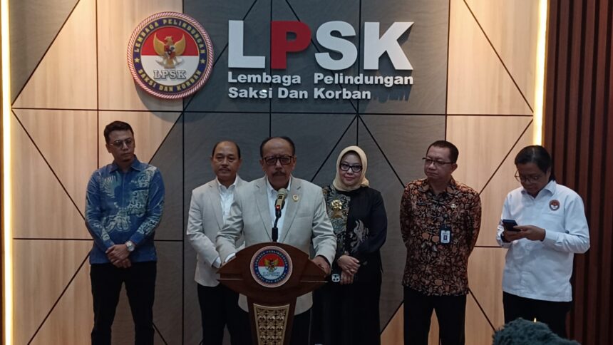 Ketua LPSK, Brigjen Pol (Purn) Achmadi bersama Wakil Ketua LPSK, Antonius Prijadi S Wibowo, Sekjen LPSK, Sekjen Kementerian Desa Tertinggal, Taufik Majid serta SKPD perwakilan Pemprov Jawa Barat, saat kegiatan Seminar Nasional Peringatan Hari Dunia Menentang Perdagangan Orang Tahun 2026 di kantor LPSK Jakarta, Kamis (30/7/2026). Foto: Joesvicar Iqbal/ipol.id