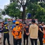 Petugas melakukan koordinasi upaya pencarian remaja yang hanyut di Kali Ciliwung di Jalan RA Fadilah, Kelurahan Kalisari, Kecamatan Pasar Rebo, Jakarta Timur, Jumat (31/7/2026) siang. Foto: Ist