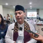 Kepala Suku Dinas Ketahanan Pangan, Kelautan, dan Pertanian Kota Jakarta Timur, Taufik Yulianto bersama tim penggerak urban farming. Foto: Joesvicar Iqbal/dok/ipol.id