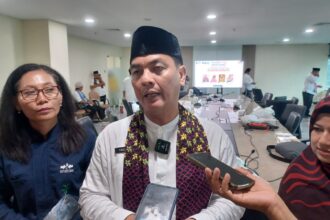 Kepala Suku Dinas Ketahanan Pangan, Kelautan, dan Pertanian Kota Jakarta Timur, Taufik Yulianto bersama tim penggerak urban farming. Foto: Joesvicar Iqbal/dok/ipol.id