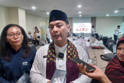 Kepala Suku Dinas Ketahanan Pangan, Kelautan, dan Pertanian Kota Jakarta Timur, Taufik Yulianto bersama tim penggerak urban farming. Foto: Joesvicar Iqbal/dok/ipol.id