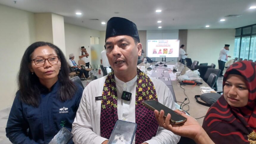 Kepala Suku Dinas Ketahanan Pangan, Kelautan, dan Pertanian Kota Jakarta Timur, Taufik Yulianto bersama tim penggerak urban farming. Foto: Joesvicar Iqbal/dok/ipol.id
