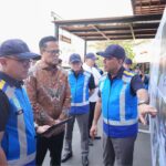 Dirut Jasa Marga Rivan A. Purwantono mendampingi Kepala BP BUMN sekaligus COO Danantara Indonesia Dony Oskaria meninjau Travoy Rest KM 88A dan Travoy Rest KM 88B Jalan Tol Cipularang, Jawa Barat, pada Selasa (21/7/2026). Foto: Ist