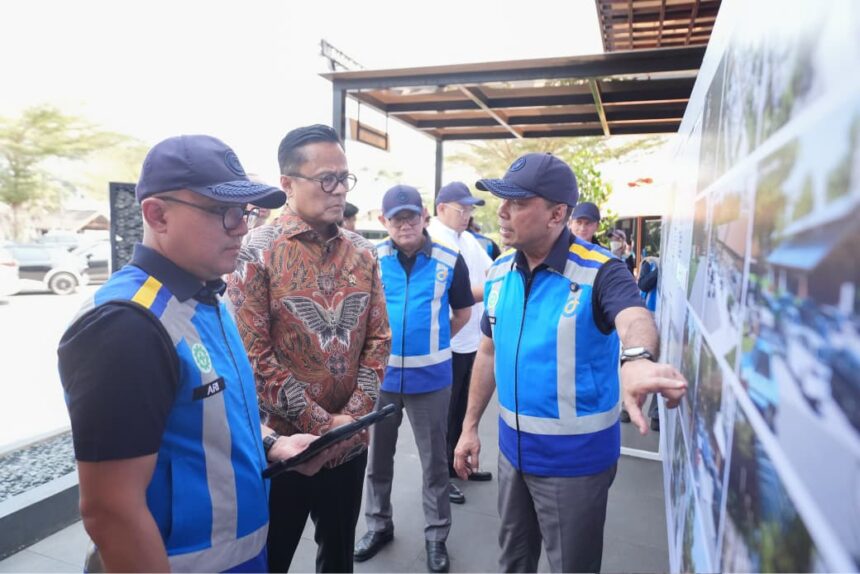 Dirut Jasa Marga Rivan A. Purwantono mendampingi Kepala BP BUMN sekaligus COO Danantara Indonesia Dony Oskaria meninjau Travoy Rest KM 88A dan Travoy Rest KM 88B Jalan Tol Cipularang, Jawa Barat, pada Selasa (21/7/2026). Foto: Ist