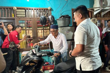 Polda Metro Jaya saat mengembalikan satu unit sepeda motor milik Haerudin yang sempat dilaporkan hilang di kawasan Warakas, Tanjung Priok, Jakarta Utara. Foto: Bid Humas PMJ