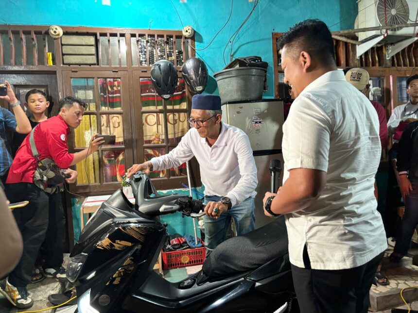 Polda Metro Jaya saat mengembalikan satu unit sepeda motor milik Haerudin yang sempat dilaporkan hilang di kawasan Warakas, Tanjung Priok, Jakarta Utara. Foto: Bid Humas PMJ