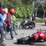 Motor Ducati nyaris terbakar usai terlibat kecelakaan dengan Yamaha NMax di Jalan Asia Afrika, Jakarta, Minggu (26/7/2026). Foto: Tangkapan layar Instagram @.harnandy_