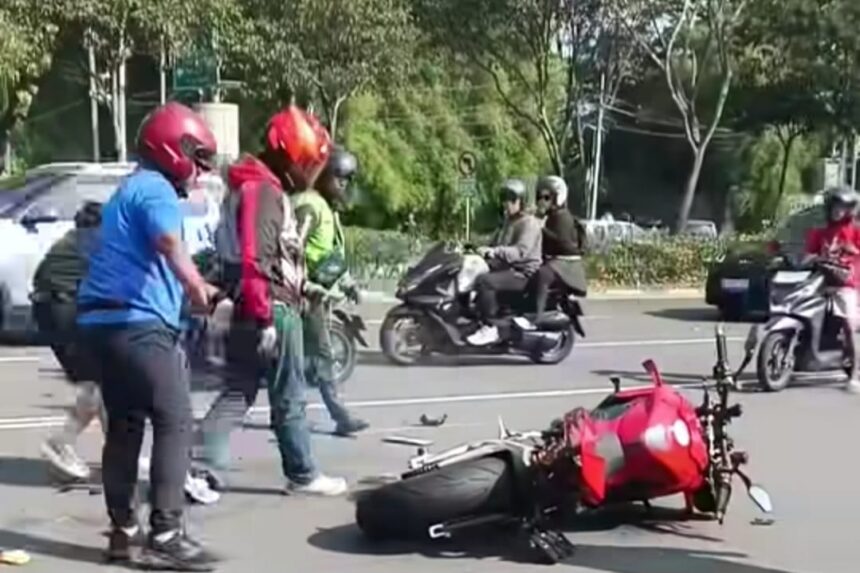 Motor Ducati nyaris terbakar usai terlibat kecelakaan dengan Yamaha NMax di Jalan Asia Afrika, Jakarta, Minggu (26/7/2026). Foto: Tangkapan layar Instagram @.harnandy_