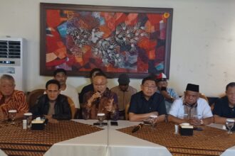 Ketua Tim Hukum Jokowi sekaligus Sekjen Peradi Bersatu, Ade Darmawan, dan Koordinator Tim Hukum Merah Putih juga bagian Tim Hukum Jokowi, Suhadi, dkk, dalam konfrensi pers di kawasan Matraman, Jakarta Timur, Selasa (7/7/2026) sore. Foto: Joesvicar Iqbal/ipol.id