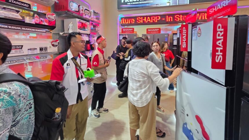 Antusias pengunjung di booth Sharp pekan raya. Foto: Sharp