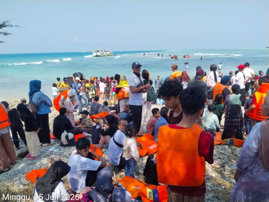 Evakuasi penumpang kapal KM Makmur Jaya. Foto: Ist
