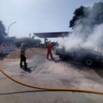Mobil Toyota Kijang Range Rover terbakar di area SPBU di Jalan Raya Tanjung Barat 6, RT.3/RW.4, Kelurahan Tanjung Barat, Kecamatan Jagakarsa, Jakarta Selatan, Minggu (26/7/2026). Foto: Ist