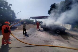 Mobil Toyota Kijang Range Rover terbakar di area SPBU di Jalan Raya Tanjung Barat 6, RT.3/RW.4, Kelurahan Tanjung Barat, Kecamatan Jagakarsa, Jakarta Selatan, Minggu (26/7/2026). Foto: Ist