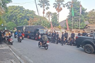 Polisi-TNI siaga di Jalan Tambak. Foto: TBN