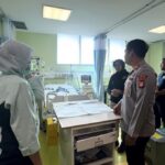 Kapolsek Tarumajaya AKP I Gede Bagus Ariska Sudana mengecek kondisi korban QSH di RSUD Koja, Selasa (14/7/2026). Foto: Ist
