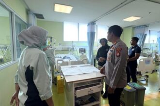 Kapolsek Tarumajaya AKP I Gede Bagus Ariska Sudana mengecek kondisi korban QSH di RSUD Koja, Selasa (14/7/2026). Foto: Ist