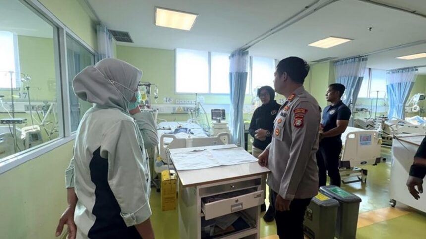 Kapolsek Tarumajaya AKP I Gede Bagus Ariska Sudana mengecek kondisi korban QSH di RSUD Koja, Selasa (14/7/2026). Foto: Ist