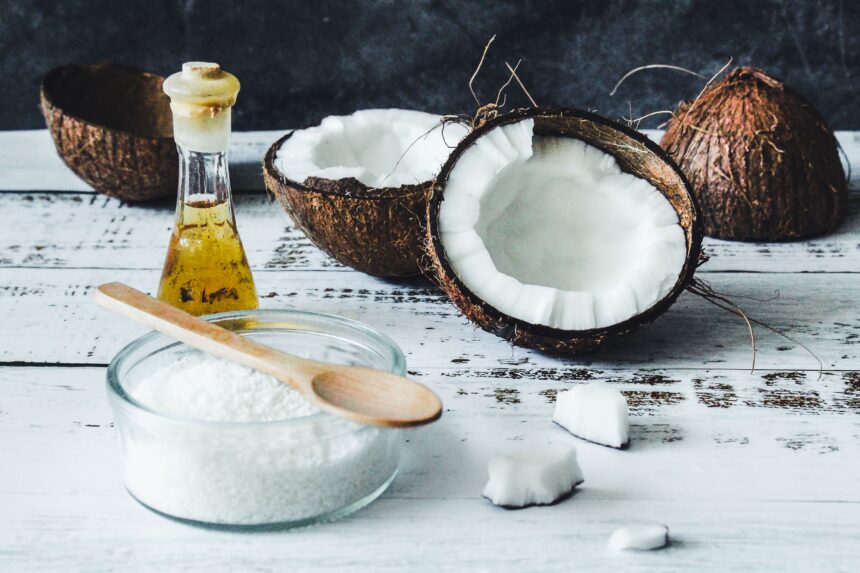 Ilustrasi. VCO minyak kelapa. Foto: tijana drndarski / pexels.