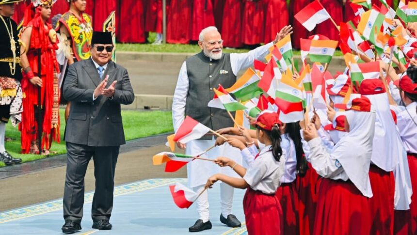 Sambutan para pelajar mewarnai rangkaian kunjungan kenegaraan Perdana Menteri India Narendra Modi di Istana Merdeka, Jakarta, Selasa (7/7/2026). Foto: BPMI Setpres